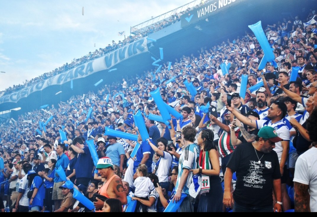 ElFortindeVelez's tweet photo. 🏟️ ¿En qué sector del #Amalfitani vas a estar para alentar a #Vélez ?
⚪️ Platea Norte baja
🔵 Platea Norte Alta
⚪ Platea Bianchi baja
🔵 Platea Bianchi Alta
⚪ Popular Oeste
🔵 Popular Este https://t.co/ihviRhNhXX