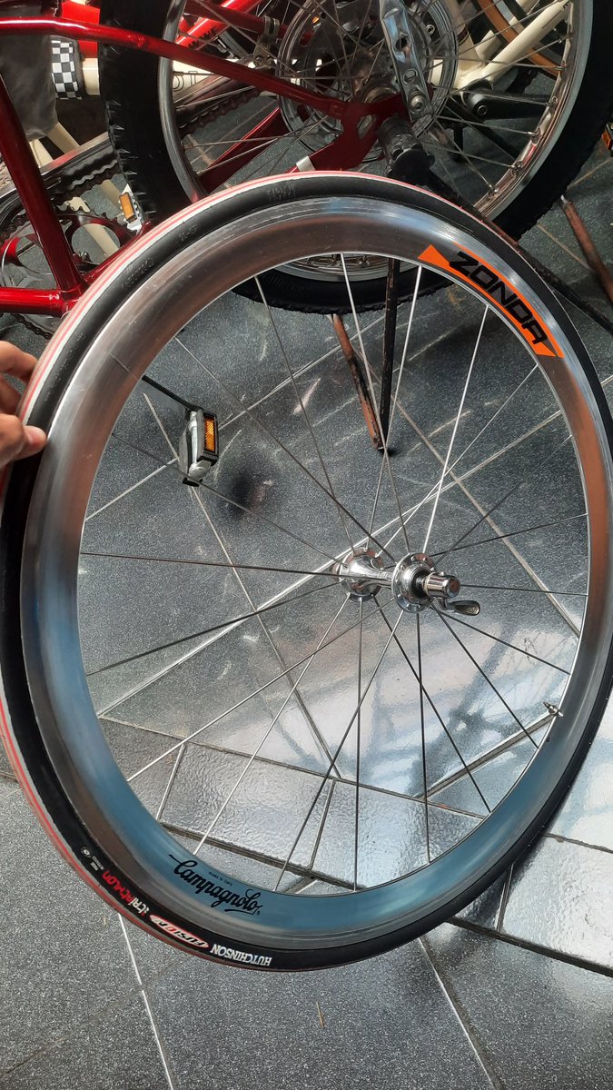 Dimasathp's tweet photo. Tuker tambah ke ws 650c lainnya atau barter yang setara 650c lainnya, atau mau di bayarin juga gapapa Wheelset Campagnolo Zonda 650c hub dan jari jari full campagnolo semua

#fnfjb https://t.co/A59HcUgETn