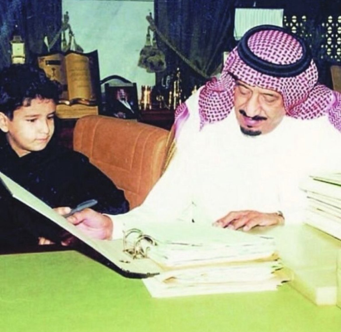 P_AlSaud's tweet photo. الملك سلمان مع ابنه الامير بندر 🇸🇦 https://t.co/l6PjMPGKKN