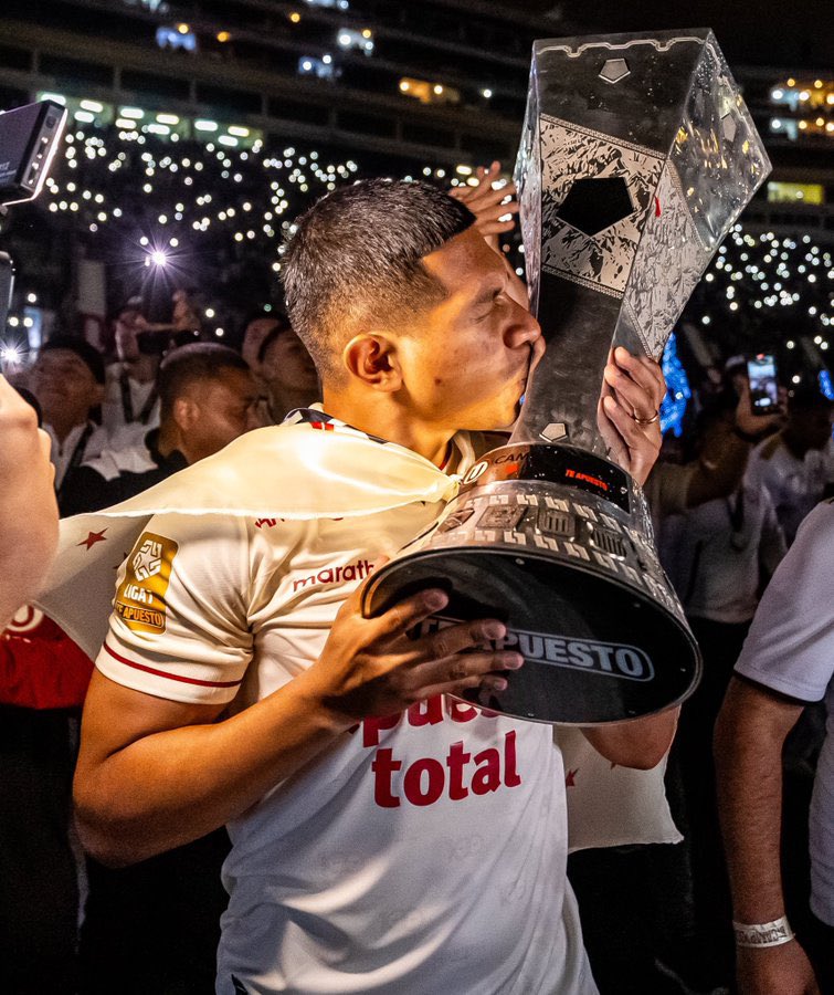 DCervanA30's tweet photo. El Edison Flores que vemos hoy, teniendo más minutos de los que realmente merece, dista mucho del "oreja" o del "orejitas" que quisimos tanto. Lamentablemente el 19 de Universitario entendió o mal entendió lo que es convertirse en un referente (2/3) https://t.co/0XiCeLXAPS
