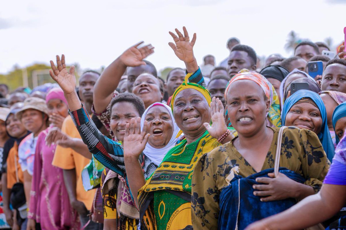 ikulumawasliano's tweet photo. Rais wa Jamhuri ya Muungano wa Tanzania Mheshimiwa Dkt. Samia Suluhu Hassan akizungumza na wananchi wa maeneo mbalimbali ya Jiji la Dodoma pembezoni mwa Uwanja wa Ndege wa Dodoma kabla ya kuelekea Jijini Dar es Salaam tarehe 08 Mei, 2026. https://t.co/KnbbIuOs4h