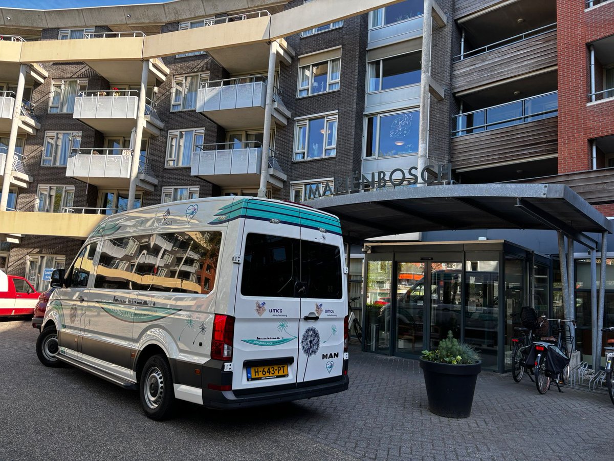 wensambulancenn's tweet photo. Vanuit Woonzorgcentrum Mariënbosch #Heerenveen, ging Gerrit(89) nog eenmaal terug naar zijn woning in #Joure. Lekker lunchen op zijn vertrouwde stekkie. Hij heeft er samen met zijn familie van genoten. Willem en Wilma verzorgden deze wens. https://t.co/lxAZKVjgcR