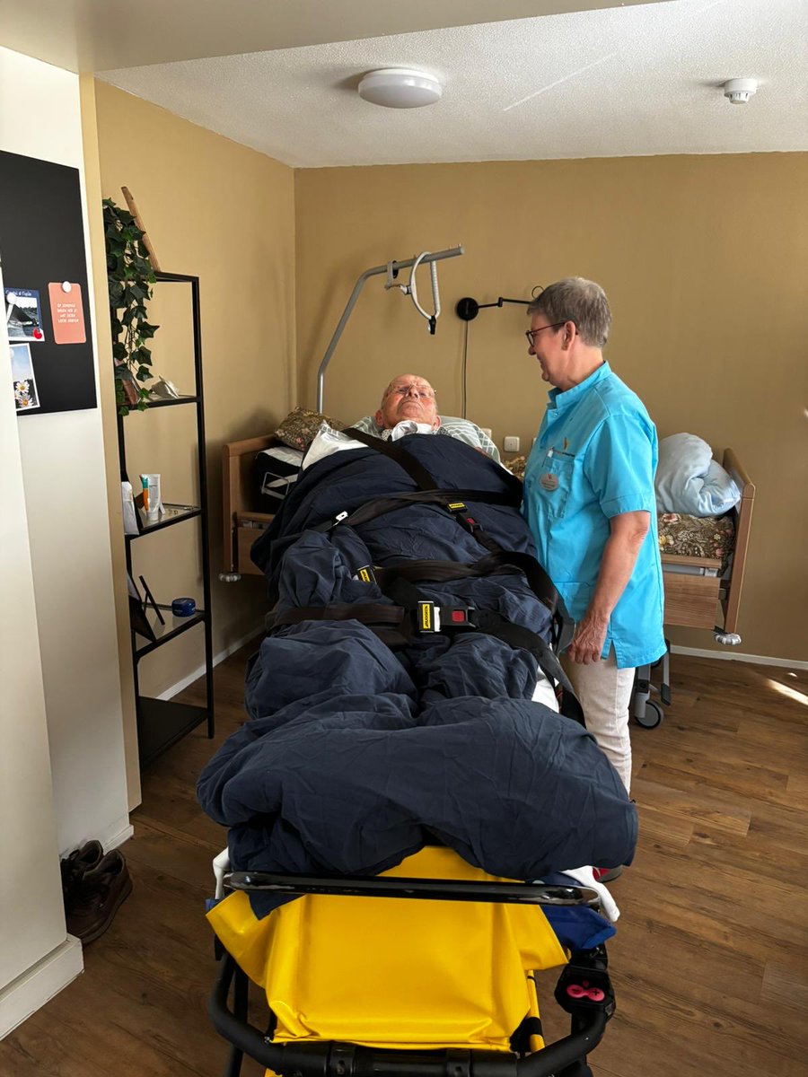 wensambulancenn's tweet photo. Vanuit Woonzorgcentrum Mariënbosch #Heerenveen, ging Gerrit(89) nog eenmaal terug naar zijn woning in #Joure. Lekker lunchen op zijn vertrouwde stekkie. Hij heeft er samen met zijn familie van genoten. Willem en Wilma verzorgden deze wens. https://t.co/lxAZKVjgcR