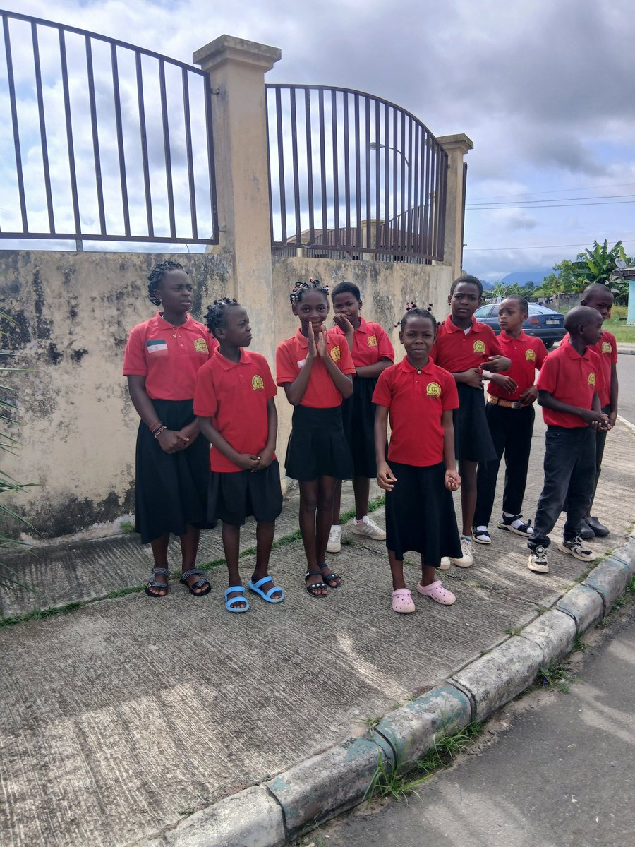 Ena2Elsa's tweet photo. Efusivo recibimiento en el Distrito de Añisok, alumnos, docentes y autoridades de Educación y gobierno se congregaron para dar la bienvenida a la delegación del Mined de Cuba. Alto reconocimiento a la labor que desarrollan los cooperantes cubanos. https://t.co/m9R5VzRgme