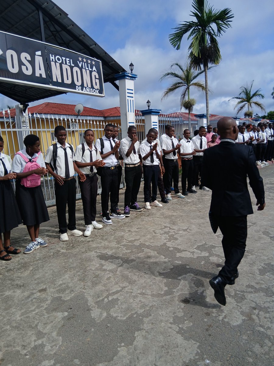 Ena2Elsa's tweet photo. Efusivo recibimiento en el Distrito de Añisok, alumnos, docentes y autoridades de Educación y gobierno se congregaron para dar la bienvenida a la delegación del Mined de Cuba. Alto reconocimiento a la labor que desarrollan los cooperantes cubanos. https://t.co/m9R5VzRgme