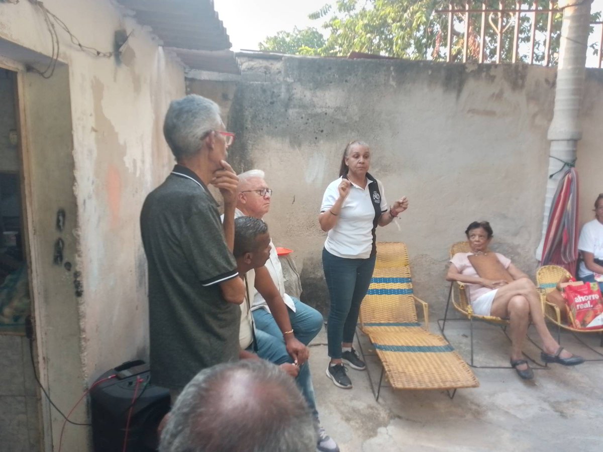 VenteAragua's tweet photo. La organización se construye con los ciudadanos

En la Parroquia Samán de Güere acompañados de @CesarArteagaO, Yordi Jaspe y líderes locales reafirmamos que el trabajo por una Venezuela #FullDemocracia no es para el futuro, es para el presente inmediato.

¡Elecciones Ya! https://t.co/C75l91TtwC