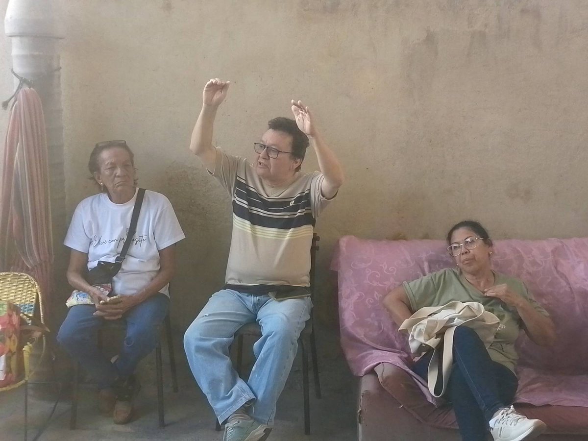 VenteAragua's tweet photo. La organización se construye con los ciudadanos

En la Parroquia Samán de Güere acompañados de @CesarArteagaO, Yordi Jaspe y líderes locales reafirmamos que el trabajo por una Venezuela #FullDemocracia no es para el futuro, es para el presente inmediato.

¡Elecciones Ya! https://t.co/C75l91TtwC