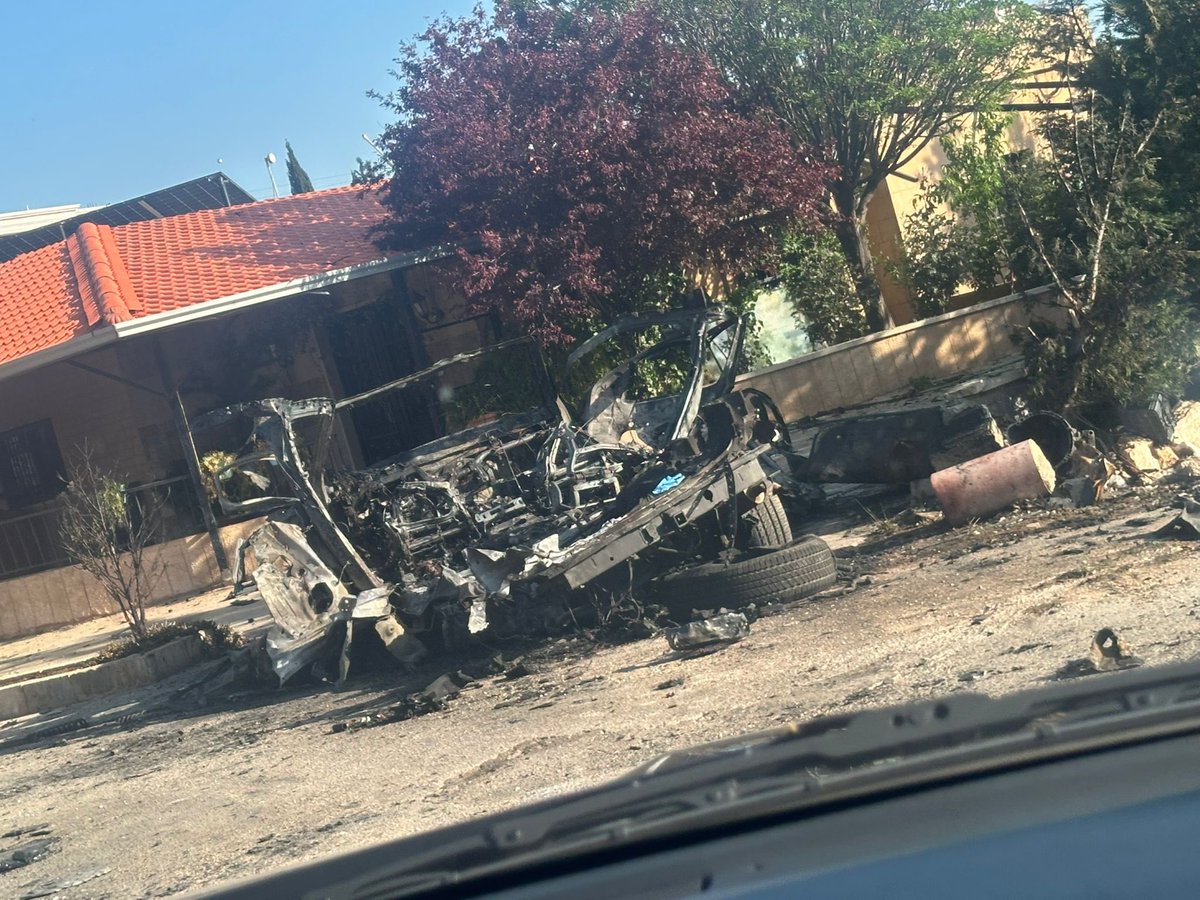 السيارة مش بالجنوب
السيارة بالشراونة بسبب الجيش "الباسل" حامي الحدود بين الشراونة و تل الأبيض