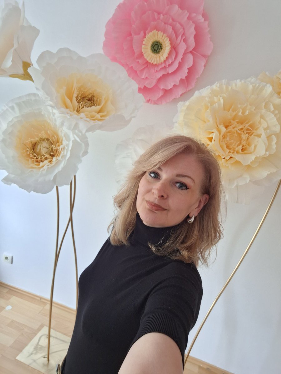 BranislavaDedic's tweet photo. Samo da vidite moje cvetove od italijanskog krep papira. Ako nekome treba dekoracija za neku posebnu priliku, tu sam😊 https://t.co/0qNnEBk1Yo