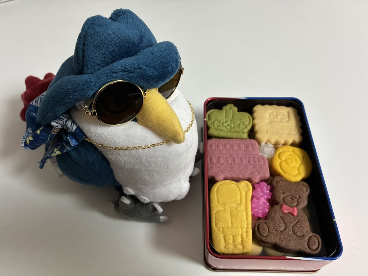donchkrow's tweet photo. 首領、クッキー缶でございます https://t.co/imlHdbYqP1
