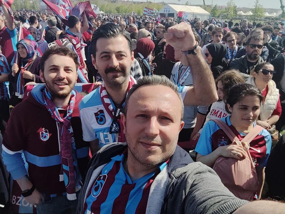 OfLiumm's tweet photo. 4 Yıl Önce 8 Mayıs @grandemarek52 @ozan_omr @ismailbalekoglu Kardeşlerimle https://t.co/HSENVv79BX