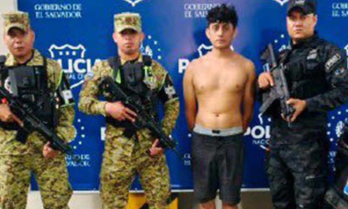 𝗔𝘁𝗶𝗲𝗻𝗱𝗲𝗻 𝗱𝗲𝗻𝘂𝗻𝗰𝗶𝗮 𝗽𝗼𝗿 𝗽𝗿𝗼𝗯𝗹𝗲𝗺𝗮 𝗳𝗮𝗺𝗶𝗹𝗶𝗮𝗿 𝘆 𝗱𝗲𝘀𝗰𝘂𝗯𝗿𝗲𝗻 𝗱𝗿𝗼𝗴𝗮 𝗲𝗻 𝘃𝗶𝘃𝗶𝗲𝗻𝗱𝗮 𝗱𝗲 𝗦𝗮𝗻 𝗝𝗮𝗰𝗶𝗻𝘁𝗼

Un hombre fue capturado por las autoridades luego que agentes policiales encontraran droga en su poder mientras atendían