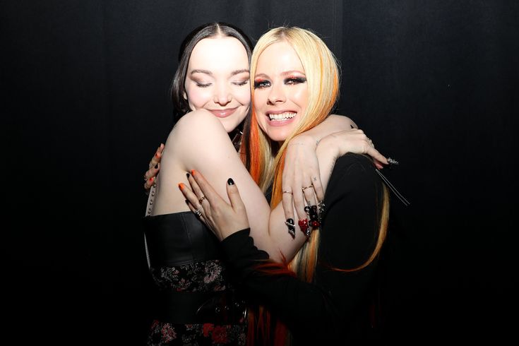 thinkinglovesux's tweet photo. avril lavigne and her daughters https://t.co/POrtqsVaHT