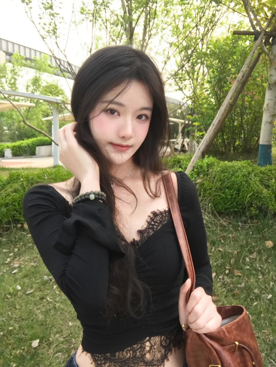 嘿   @grok   你帮我把图一的自拍改成图二的姿势，我实在是摆不出来🙈🙈 https://t.co/YVSXuiOPgu