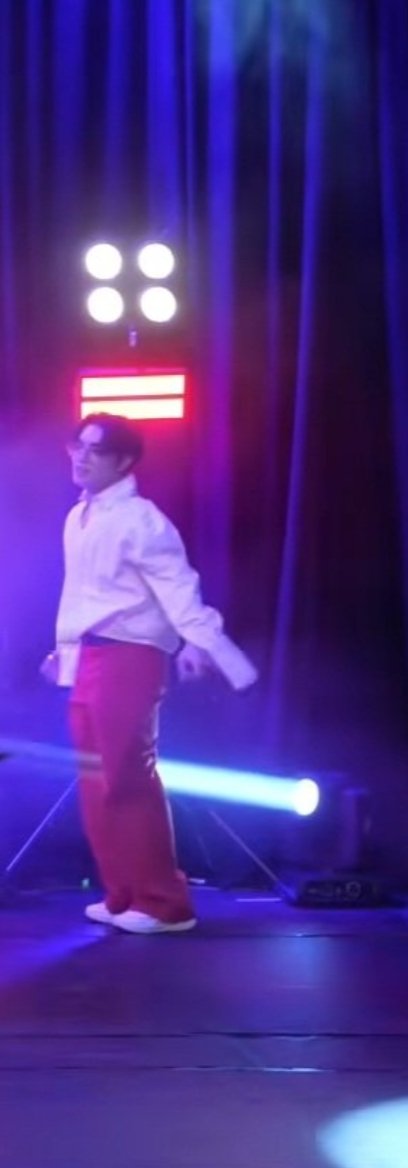 efsunkaruh's tweet photo. Boy With Luv??? https://t.co/lvVAoImsvn
