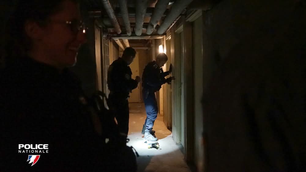 PoliceNat59's tweet photo. #Sécurisation | Mardi a été menée une opération visant la lutte contre les trafics et rodéos à #Wattignies.
Les policiers ont mené des contrôles d’identité et routiers, des inspections des parties communes d’immeubles, des caves et des parkings souterrains Saisie d’une motocross https://t.co/Llff9F3Fqy