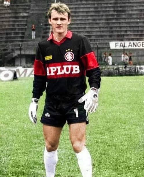 Infernodestino's tweet photo. No dia 8 de maio de 1966, nascia em Santa Rosa Cláudio Taffarel. Cria do Celeiro de Ases, se destacou por sua qualidade e, em especial, por sua habilidade para defender pênaltis. Além de sua passagem pelo Inter, onde ficou até 1990, o goleiro foi o titular do tetra em 1994. https://t.co/IfpFszjpMf