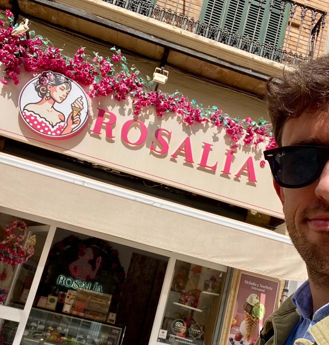 Hgserrano's tweet photo. Oye por favor qué fuerte que he venido el finde a Sevilla y me la he encontrado ahí en medio tan tranquila. https://t.co/MZwKN800Vo