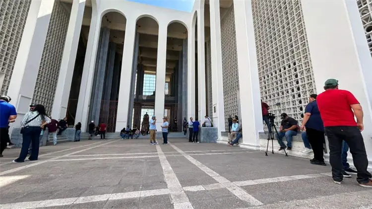 elQueteco's tweet photo. (6/6) ⚠️ La conversación incómoda en Sonora no es si los trabajadores merecen derechos.

¿cuánto puede soportar financieramente una universidad pública antes de volverse rehén de estructuras sindicales cada vez más poderosas?

Tarde o temprano… Sonora tendrá que discutirlo. https://t.co/a4IHwvb209