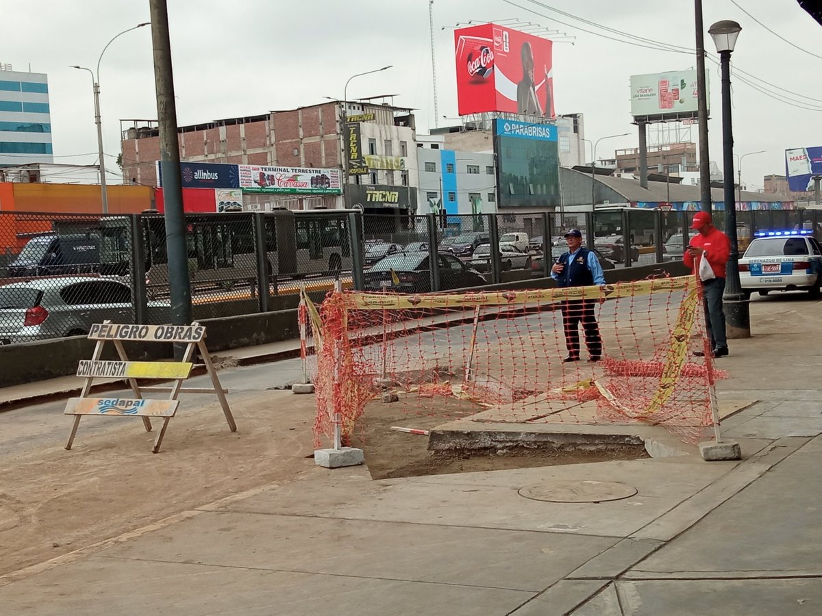 Felipealonsojc's tweet photo. Está semana se rompió una tubería subterránea en la Av. Paseo de la República (altura Pta 18 del estadio Nacional), luego de más de 24 horas que se aviso a @SedapalOficial , vinieron a arreglarlo, pero dejaron de forma peligrosa una abertura. @MuniLima @RPPNoticias https://t.co/1A7xWYeJna