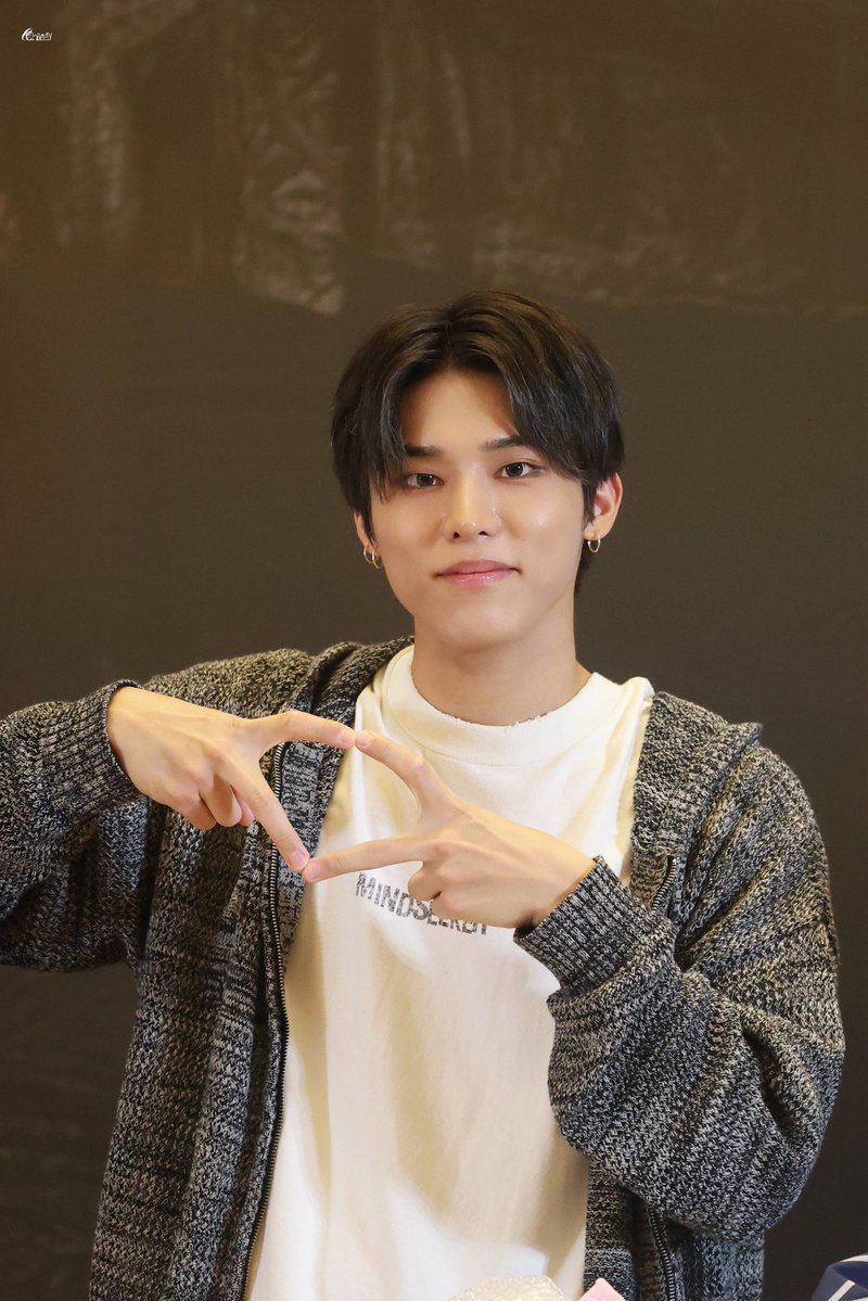 씥 tweet media
