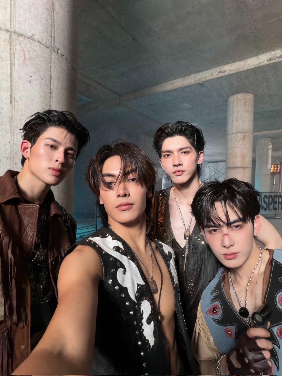 karla📿 wu era tweet media
