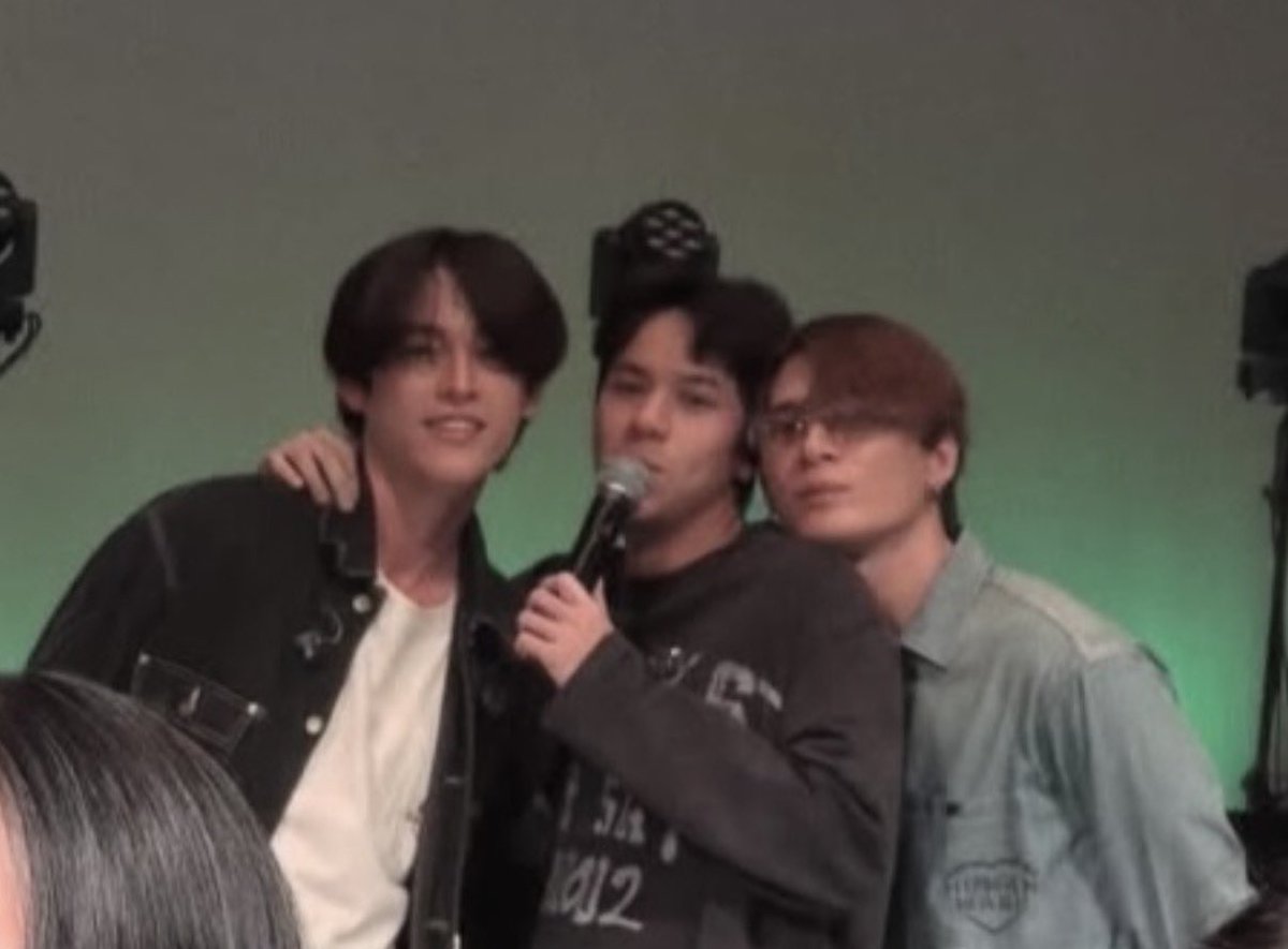 ข้างหลังเหมือนพวกลุงข้างบ้านมาก55555555555555555555555จาบ้าา555555555555555
#KristPerawat #mynameisnanon
#GawinCaskey #FELIZZ