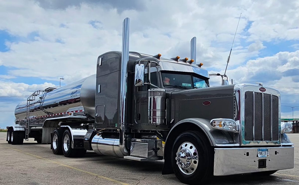 CAOverlandLtd's tweet photo. ✨𝙋𝙞𝙘𝙩𝙪𝙧𝙚 𝙤𝙛 𝙩𝙝𝙚 𝙒𝙚𝙚𝙠!✨
This week’s driver showing 𝓟𝓻𝓲𝓭𝓮 𝓲𝓷 𝓣𝓱𝓮𝓲𝓻 𝓡𝓲𝓭𝓮 spotlight goes to this clean and polished 𝐏𝐞𝐭𝐞𝐫𝐛𝐢𝐥𝐭 𝟑𝟖𝟗.  The driver put in extra time and effort to make the truck look its absolute best. https://t.co/ZMXYp2qfqE