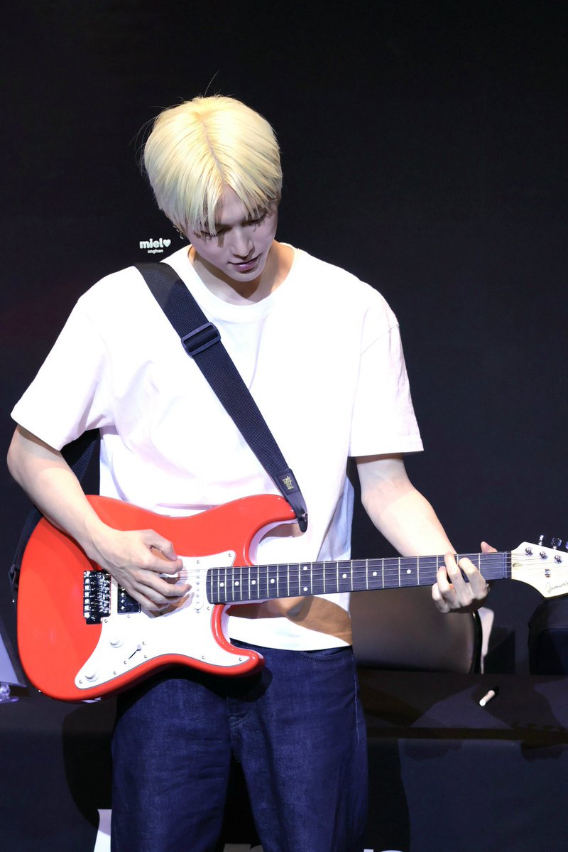 ชั้นเสียแล้ว พี่ซึงฮันกับกีตาร์หล่อมาก  ถ้าเอาเสื้อหนังมาใส่ด้วยคือไม่ได้ฟื้นแน่ 😭😭😭😭😭😭😭