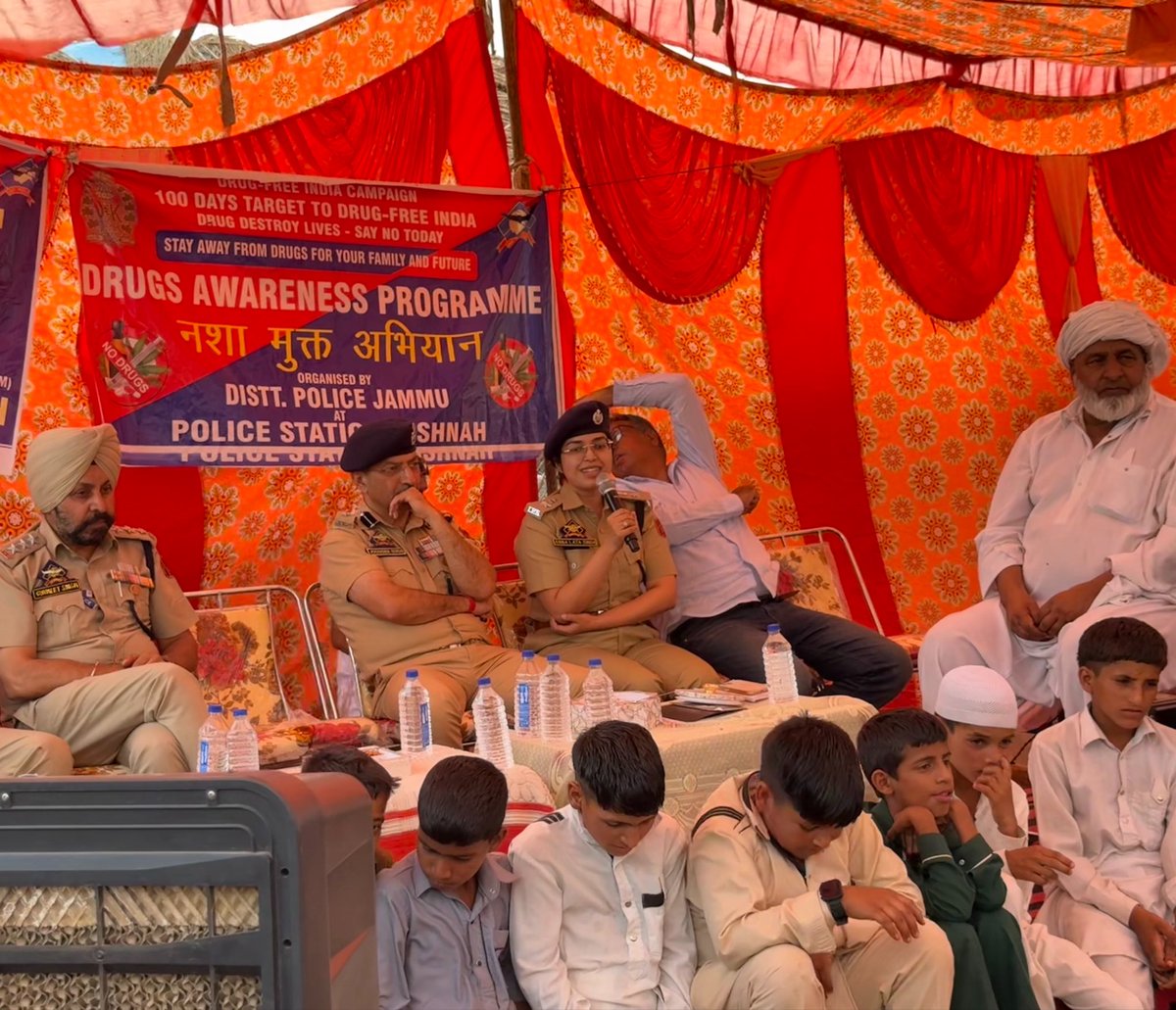 Dis_Pol_Jammu's tweet photo. Sampark Sabha with the Gujjar Community at Bishnah saw huge participation of the public. SSP Jammu alongwith SP Headquarters and team discussed the ill-effects of drugs, imp of education, and need for strong police-public connect. 
#NashaMuktBharatAbhiyan 
@JmuKmrPolice @diprjk https://t.co/PdHuOP6mW9