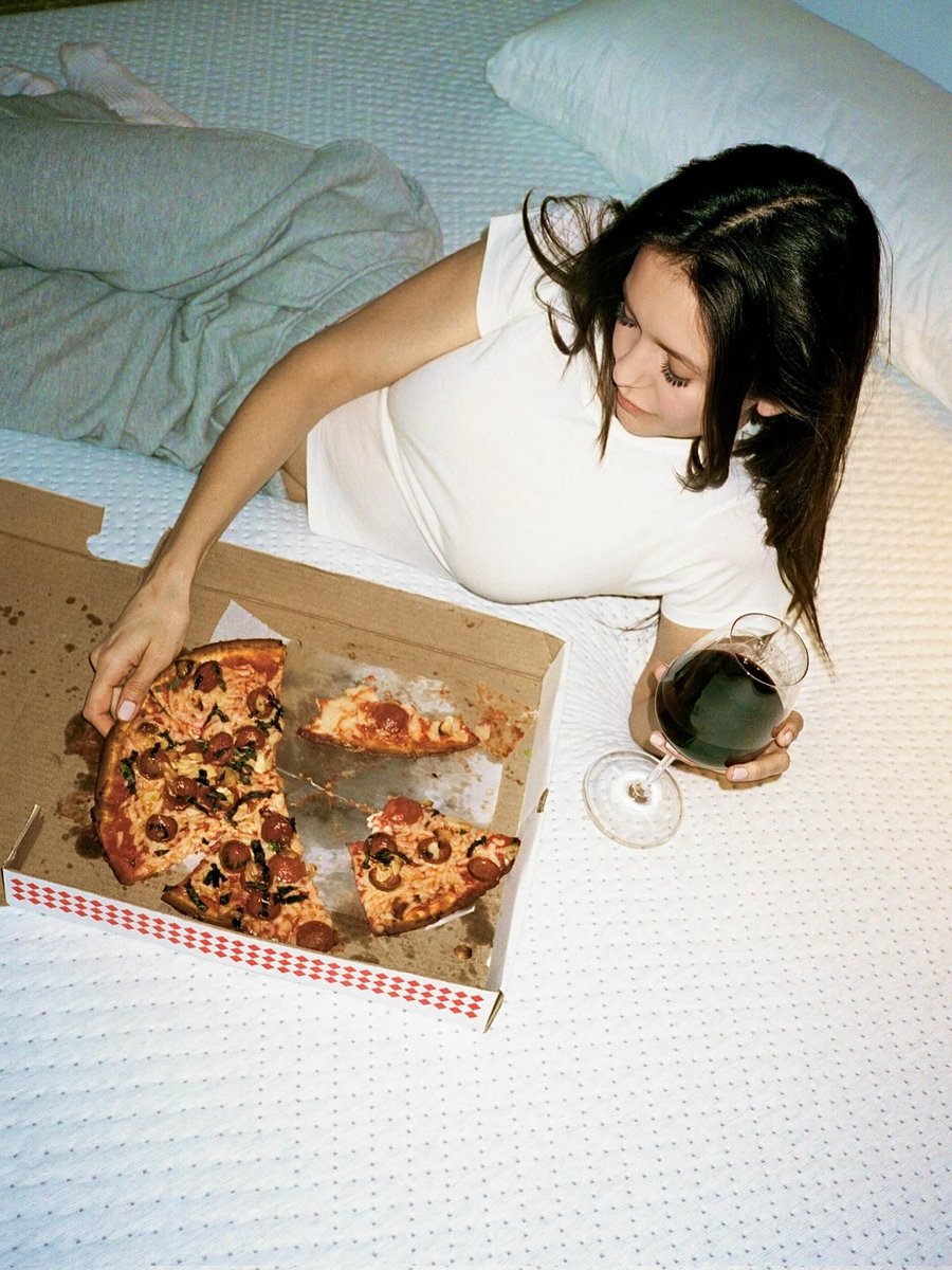 iamdobrevnews's tweet photo. "pizza in one hand, wine in the other, matthres on the floor... feels like a right of passage. Doesn't take much to make me happy 🙃🍕🍷"

📸 Nina Dobrev via Instagram (1/2) https://t.co/LGrVgMNkAe