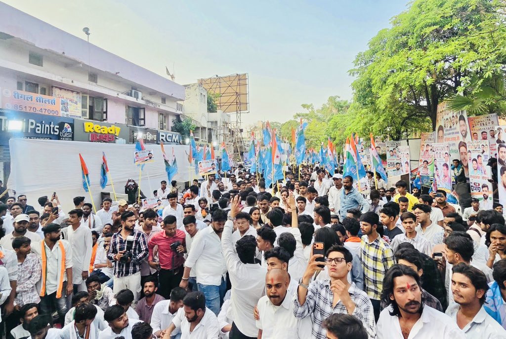 VinodJakharIN's tweet photo. छत्तीसगढ़ में NSUI द्वारा छात्रसंघ चुनाव बहाली, महिला सुरक्षा पर बढ़ते अपराध, बेरोज़गारी, प्रदेश में फैलते ड्रग्स और नशे के कारोबार, पेपर लीक, शिक्षा के व्यापारीकरण तथा विश्वविद्यालयों में छात्रों की समस्याओं जैसी महत्वपूर्ण मांगों को लेकर मुख्यमंत्री निवास घेराव किया गया, जो लोकतांत्रिक अधिकारों की एक मजबूत आवाज़ बनकर उभरा। इस आंदोलन के दौरान छात्रों और युवाओं के संघर्ष, आक्रोश और उम्मीदों को करीब से महसूस करने का अवसर मिला।

छात्रों के लोकतांत्रिक अधिकारों और उनकी आवाज़ को दबाने की कोशिश अब बर्दाश्त नहीं की जाएगी। छात्रसंघ चुनाव सिर्फ चुनाव नहीं, बल्कि युवाओं की नेतृत्व क्षमता को निखारने और लोकतंत्र की पहली पाठशाला है। भाजपा सरकार को छात्रसंघ चुनाव शीघ्र बहाल करना ही होगा।

इस दौरान भिलाई विधायक श्री @Devendra_1925 जी,रायपुर से पूर्व विधायक श्री @_vikasupadhyay जी,सुबोध हरितवाल जी,@AkashSharmaINC जी सहित अनेक साथी उपस्थित रहे साथ ही सफल आयोजन के लिए NSUI प्रदेशाध्यक्ष @NirajPandeyINC जी सहित सभी ऊर्जावान साथियों को हार्दिक बधाई !
