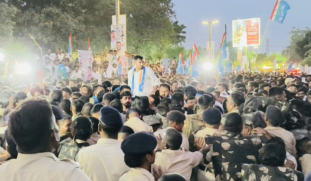 VinodJakharIN's tweet photo. छत्तीसगढ़ में NSUI द्वारा छात्रसंघ चुनाव बहाली, महिला सुरक्षा पर बढ़ते अपराध, बेरोज़गारी, प्रदेश में फैलते ड्रग्स और नशे के कारोबार, पेपर लीक, शिक्षा के व्यापारीकरण तथा विश्वविद्यालयों में छात्रों की समस्याओं जैसी महत्वपूर्ण मांगों को लेकर मुख्यमंत्री निवास घेराव किया गया, जो लोकतांत्रिक अधिकारों की एक मजबूत आवाज़ बनकर उभरा। इस आंदोलन के दौरान छात्रों और युवाओं के संघर्ष, आक्रोश और उम्मीदों को करीब से महसूस करने का अवसर मिला।

छात्रों के लोकतांत्रिक अधिकारों और उनकी आवाज़ को दबाने की कोशिश अब बर्दाश्त नहीं की जाएगी। छात्रसंघ चुनाव सिर्फ चुनाव नहीं, बल्कि युवाओं की नेतृत्व क्षमता को निखारने और लोकतंत्र की पहली पाठशाला है। भाजपा सरकार को छात्रसंघ चुनाव शीघ्र बहाल करना ही होगा।

इस दौरान भिलाई विधायक श्री @Devendra_1925 जी,रायपुर से पूर्व विधायक श्री @_vikasupadhyay जी,सुबोध हरितवाल जी,@AkashSharmaINC जी सहित अनेक साथी उपस्थित रहे साथ ही सफल आयोजन के लिए NSUI प्रदेशाध्यक्ष @NirajPandeyINC जी सहित सभी ऊर्जावान साथियों को हार्दिक बधाई !