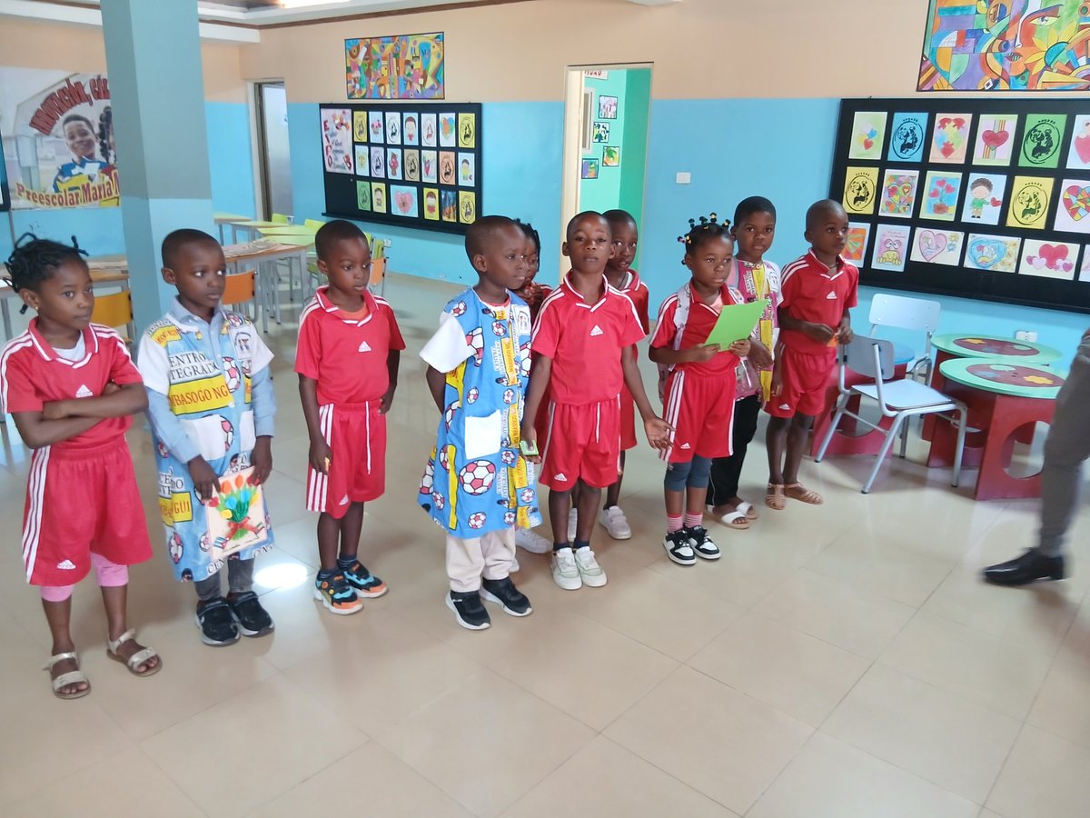 Ena2Elsa's tweet photo. Los centros María Mbasogo Ngui I, II y   III fueron visitados por la delegación del Mined que  recorre los distritos de Guinea Ecuatorial. Muy emocionantes las palabras  de los niños  de primer grado dedicadas a las madres cubanas. #CubaEduca #PorUnaGuineaMejor. https://t.co/2RKBPKzgbK