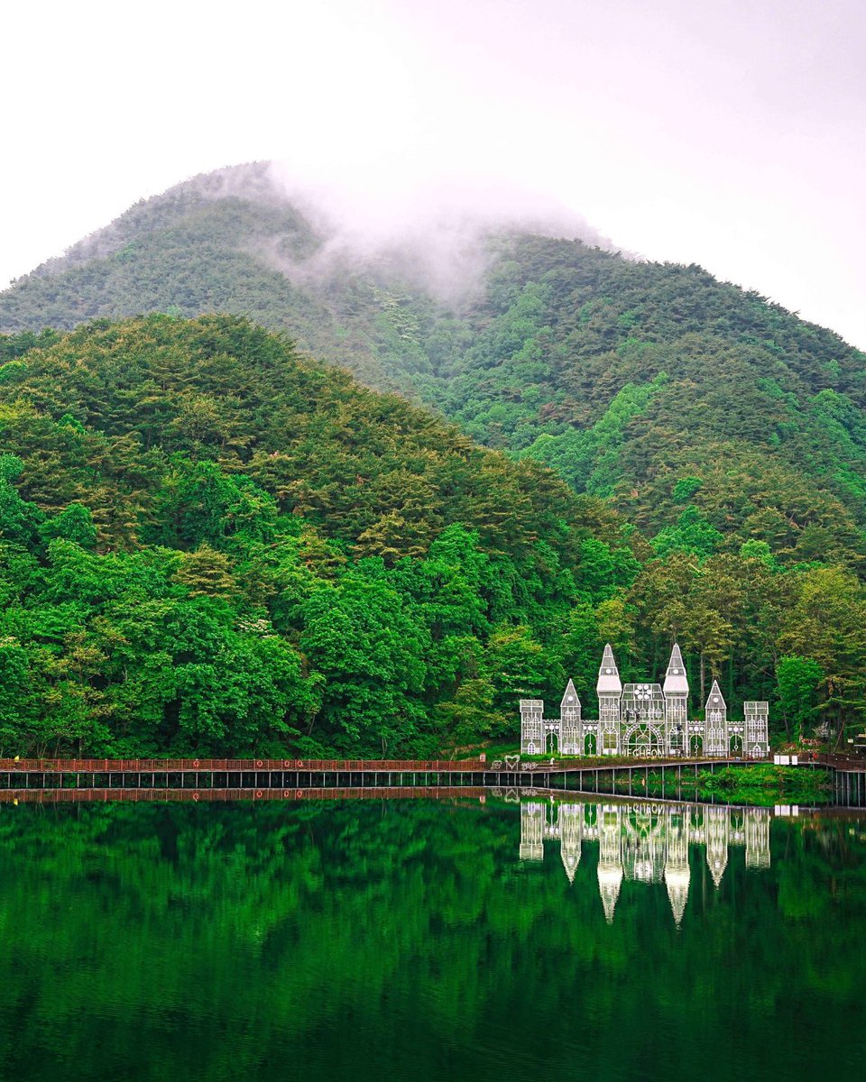 Straight out of a fairytale ✨🧚‍♂️🍃

📍 Biryongdam Reservoir, Jecheon-si, Chungcheongbuk-do
📷 Korea Tourism Organisation (Son Jeong-won)

#hiddenkorea #koreanature #imagineyourkorea #visitkorea #koreansummer #springinkorea