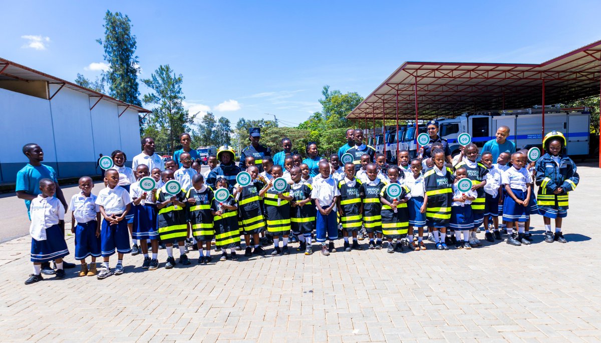Rwandapolice's tweet photo. Uyu munsi, abanyeshuri 50 n’abarezi 8 bo mu ishuri rya Light Angels Academy riherereye mu Murenge wa Jabana, Akarere ka Gasabo, basuye icyicaro gikuru cya Polisi y’u Rwanda giherereye i Kacyiru. https://t.co/qYFSvW9lP8