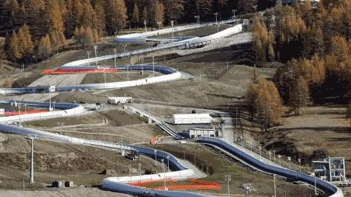 A #Cortina sono spariti 118 milioni di Euro pagati con le nostre tasse per fare un’inutile pista da bob.
NB Il bob è lo sport meno praticato con 750-800 praticanti AL MONDO dei quali la metà sono nel giro mondiali/olimpiadi (a spese del CIO). A chi volete prendere in giro?
