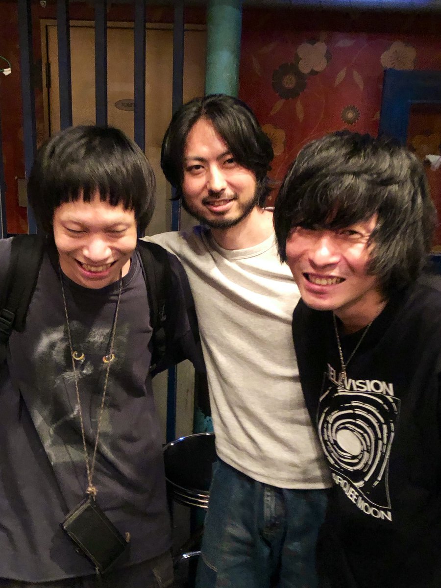 ボヘミアンズほっしーはずっと優しくてかっこいい大好きな先輩
初めて対バンした時も朝まで付き合ってくれたし、生きるもんズ解散の時も真っ先にメールくれて、今またこう一緒にできるの超嬉しいし超感謝してるんだけどこないだ多分4回は俺のこと茂木って呼んでた
そういうとこも含めて大好きなんです