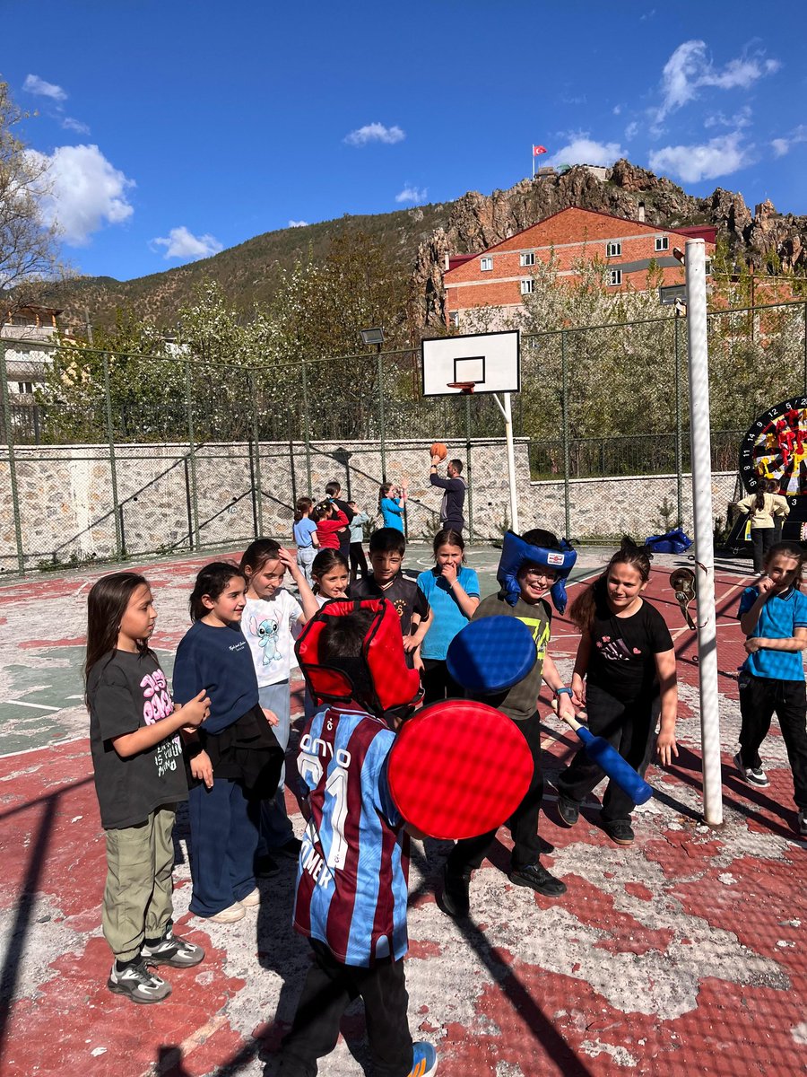 torulgm's tweet photo. Bugün gençlik merkezimizde kurs faaliyetlerimizi gerçekleştirdik. 🎨🏓
Sportif aktiviteler, eğlenceli oyunlar ve çizim etkinlikleriyle dolu dolu bir gün geçirdik. 😊

Gençlerimizle birlikte öğrenmeye, üretmeye ve eğlenmeye devam ediyoruz.
#GençlikMerkezi #Gençlik #Spor #Sanat https://t.co/uzJY6lFWQt