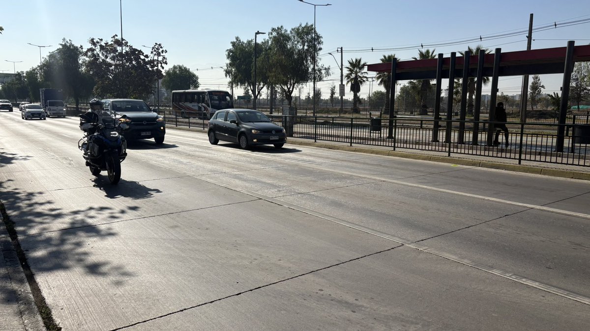 QFCJBS's tweet photo. Por dónde pasan las micros que van hacia Peñaflor o Talagante? 
Estoy hace una hora corriéndome de un lado a otro de la calle para tomar una micro en cerrillos. @Fisca_MTT https://t.co/bG71yN1tCr
