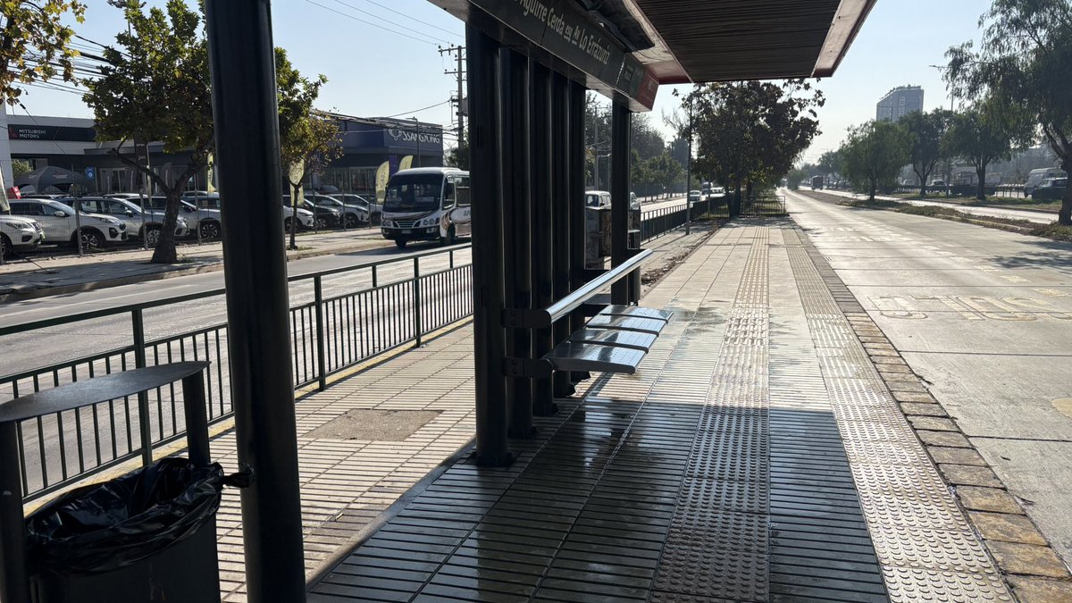 QFCJBS's tweet photo. Por dónde pasan las micros que van hacia Peñaflor o Talagante? 
Estoy hace una hora corriéndome de un lado a otro de la calle para tomar una micro en cerrillos. @Fisca_MTT https://t.co/bG71yN1tCr