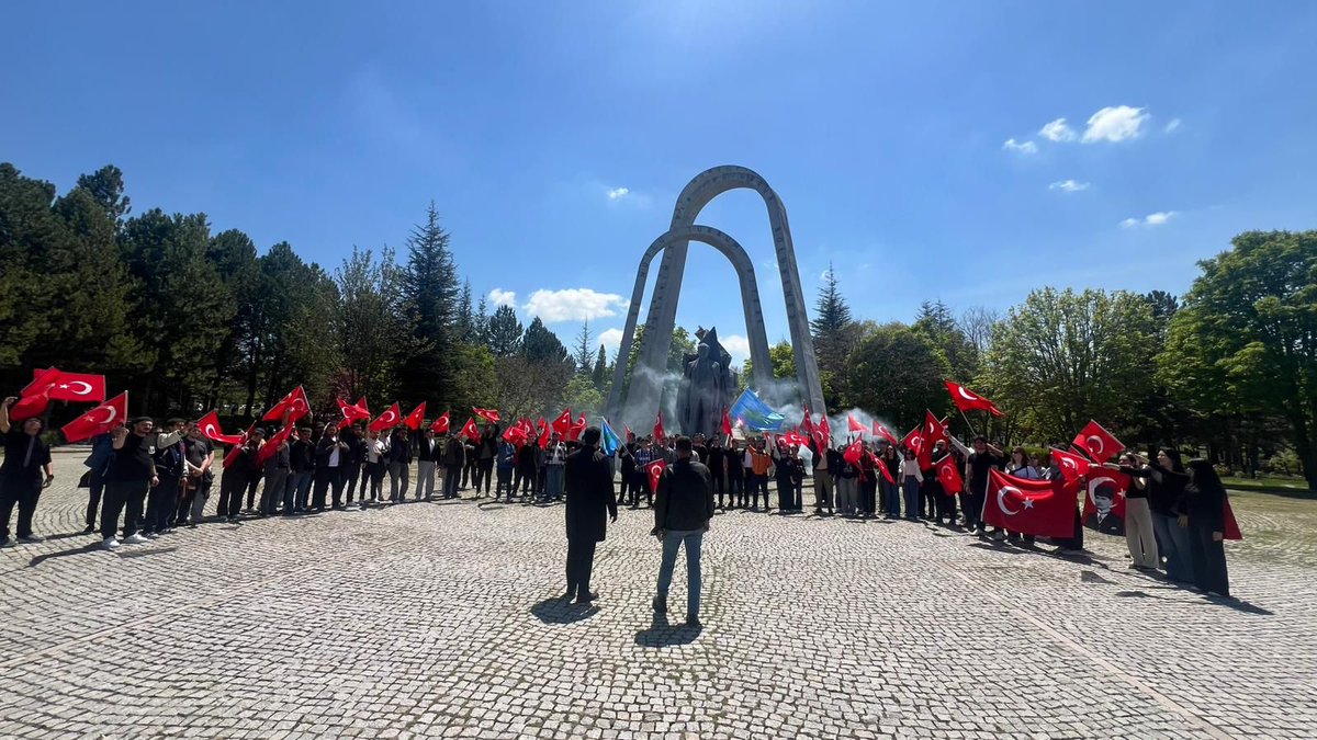 genclikbirligi's tweet photo. 📍Hacettepe Üniversitesi Beytepe Kampüsü

ODTÜ'de, Hacettepe'de ve tüm kampüslerde bölücü saldırgan çetelere karşı omuz omuzayız.

Türk bayrağı altındayız, Mustafa Kemal'in Askerleriyiz! 🇹🇷 https://t.co/vuXeajxoEk
