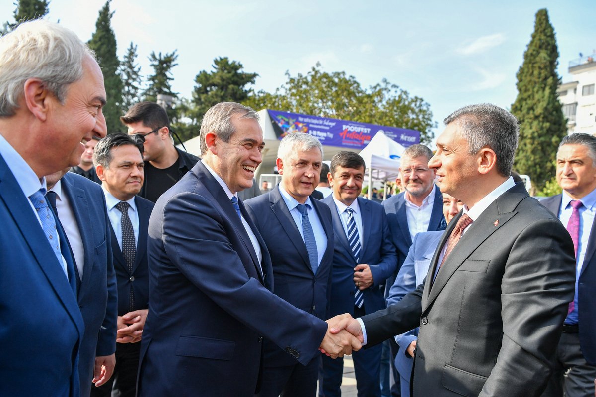 AntalyaTSO's tweet photo. Yönetim Kurulu Başkanımız Yusuf Hacısüleyman, Meclis Başkanımız Ahmet Öztürk, 37. Grup (Restaurant, yiyecek içecek ve eğlence hizmetleri) Meclis Üyemiz Tahsin Fettahoğlu ve Komite Başkanı Güray Parlak ile Genel Sekreterimiz Av. Aslı Şahin Tekin, Antalya Valisi Sayın Hulusi Şahin’in teşrifleri ve Antalya Büyükşehir Belediye Başkan Vekili Büşra Özdemir’in ev sahipliğinde gerçekleştirilen FoodFest Antalya - Uluslararası Gastronomi Festivali'nin açılış törenine katıldı.

8-10 Mayıs tarihleri arasında “Her Sofra Başka Bir Hikâye” temasıyla düzenlenen festivalde, ödüllü şefler, duayen gastronomi yazarları ve Türkiye ile Antalya’nın zengin mutfak kültürü bir araya geliyor. Geleneksel ve yenilikçi lezzetlerin buluştuğu festival kapsamında tadım etkinlikleri, yarışmalar, paneller, söyleşiler ve birçok farklı etkinlik gastronomi tutkunlarıyla buluşacak.

@YHacisuleyman07 @bogachangoksu @HakanPakal @MuratTOTOS @haticeozresmi @huseyinsari_sar @KAPALIYOL @AhmetKasapoglu8 @aozgurkaragoz @behcetulker @aslisahintekin @TOBBiletisim @RHisarciklioglu @ahmetozturkant