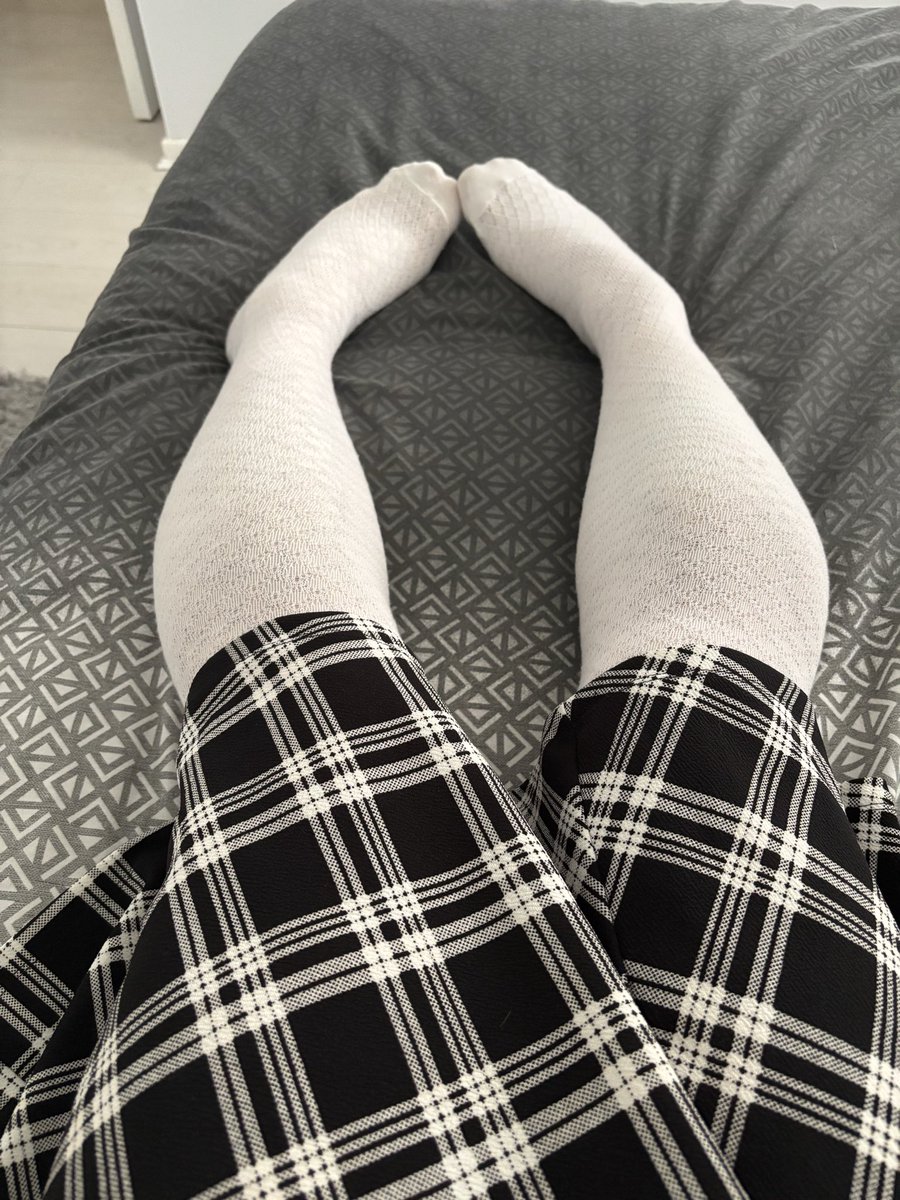 Pel_Yeh's tweet photo. When new socks arrive, but you should be working…. There was only one winner there https://t.co/Js3cs28aE5
