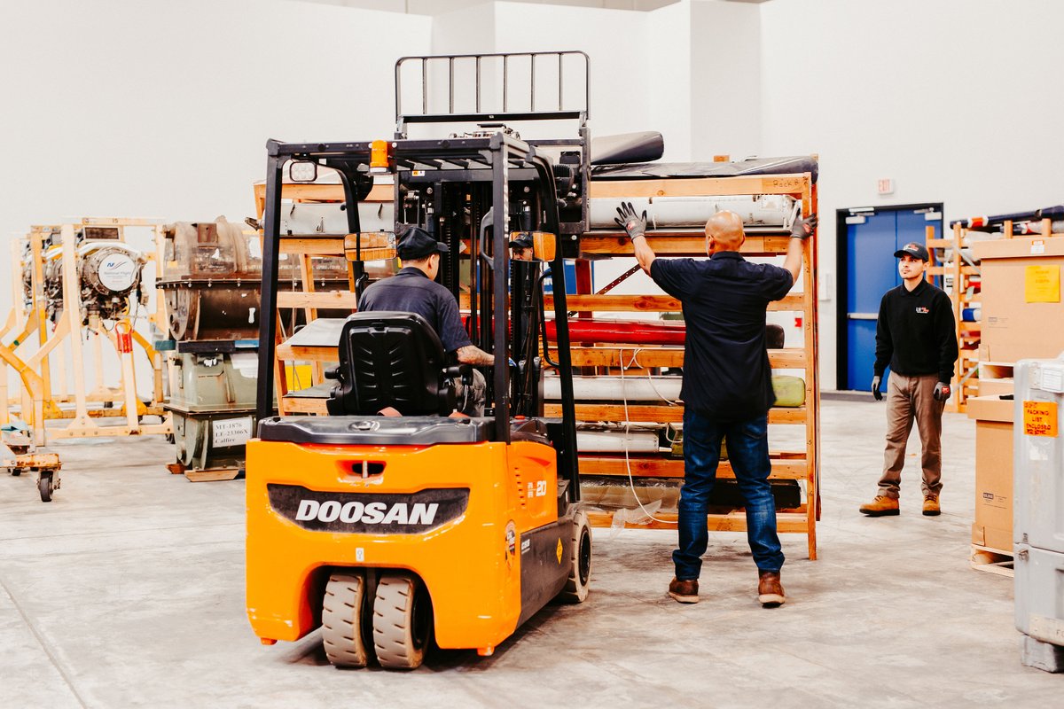LSIwins's tweet photo. Supply chain strength starts on the ground.

From warehousing to distribution, effective operations ensure the right parts are in the right place exactly when needed.

At LSI, we focus on precision, visibility, and reliability to keep mission-critical supply chains moving. https://t.co/alWMi5iJSd