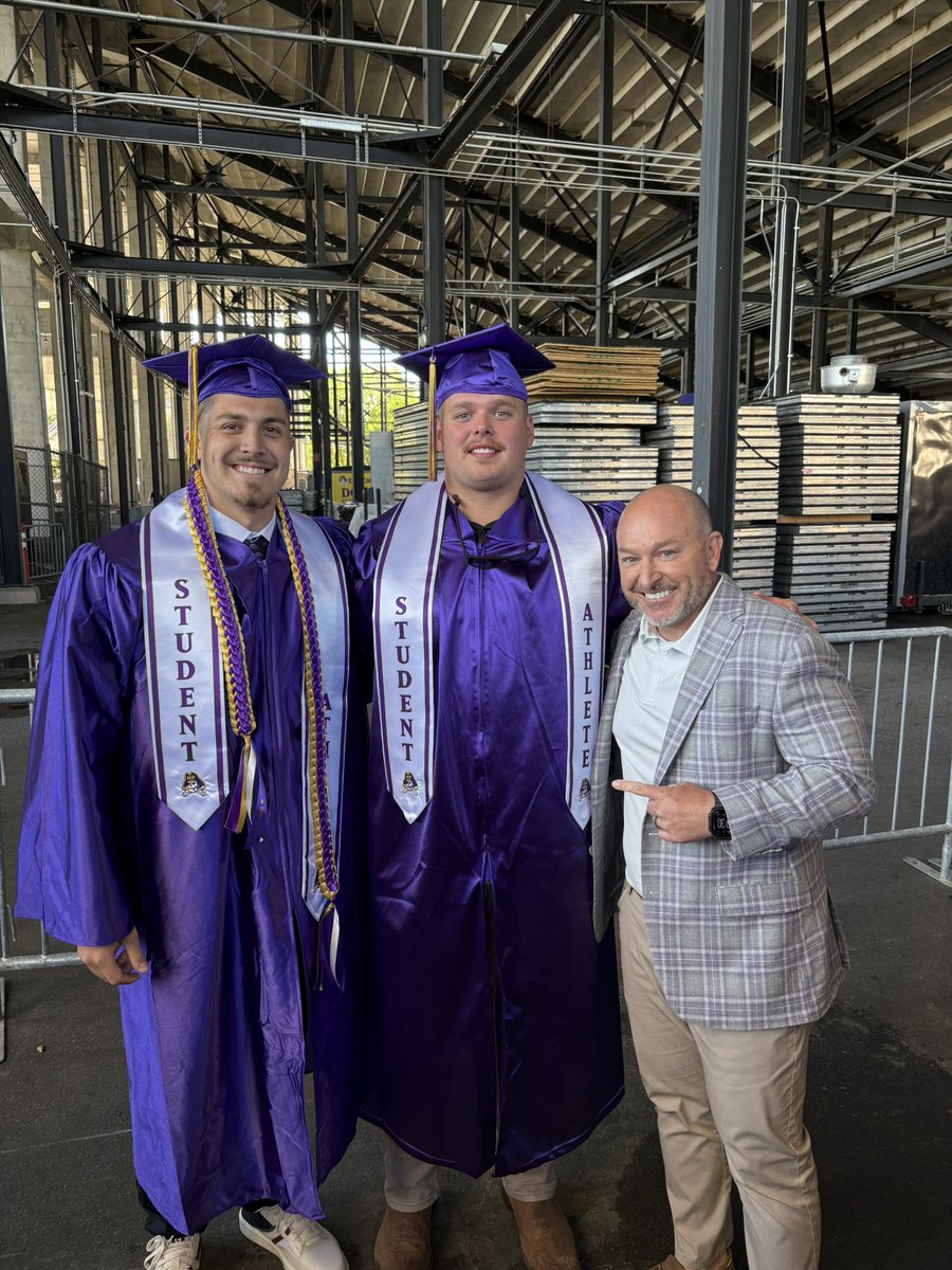 Coach_B_Harrell's tweet photo. Different jerseys, Same Family! 🏴‍☠️
Certified Graduates! 🎓 https://t.co/BY0NuwGPZE