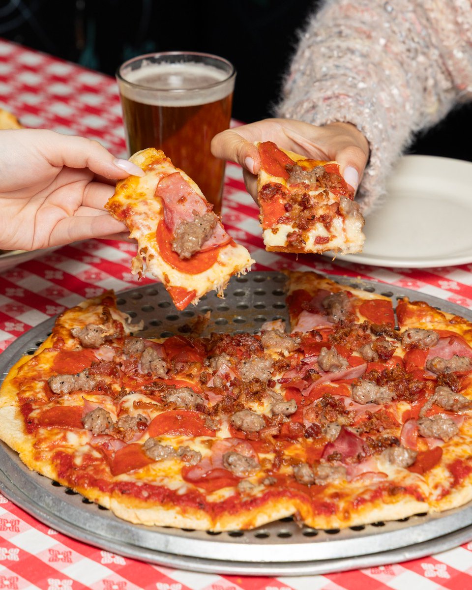 ginoseast's tweet photo. Order for the table or order for yourself… we won’t judge.

Either way, it’s all getting eaten.

#GinosEast #ChicagoEats #PizzaNight #ChicagoFood #EatChicago https://t.co/dsyok8aXlw