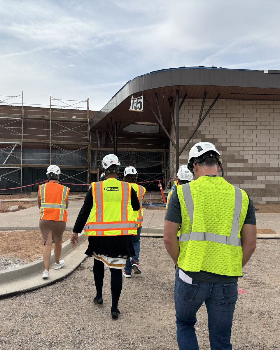 GLeadership's tweet photo. Gilbert Leadership Class 34's Government Learning Day was a success! The class explored @GilbertYourTown and also got to take a tour of the Gilbert Advocacy Center, Emergency Operations Center, and Emergency Dispatch.

Gilbert Leadership is presented by APS and @modernmomentsaz https://t.co/gY5bh0KrcB