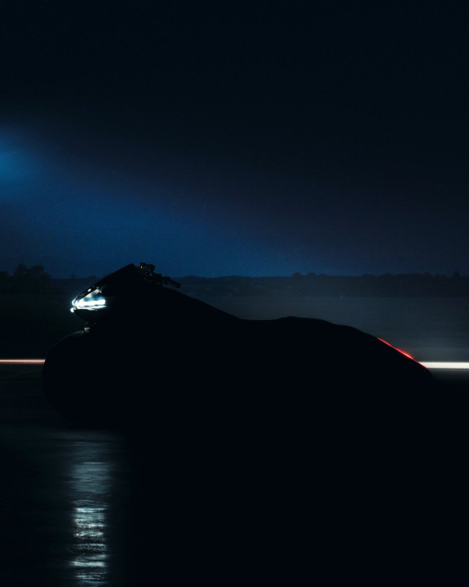 BMWMotorrad's tweet photo. Designed for full force. Ready for takeoff.

⚠️ Coming 15 May at 7 PM CEST.

#MakeLifeARide #BMWMotorrad https://t.co/D8Mf7o887U