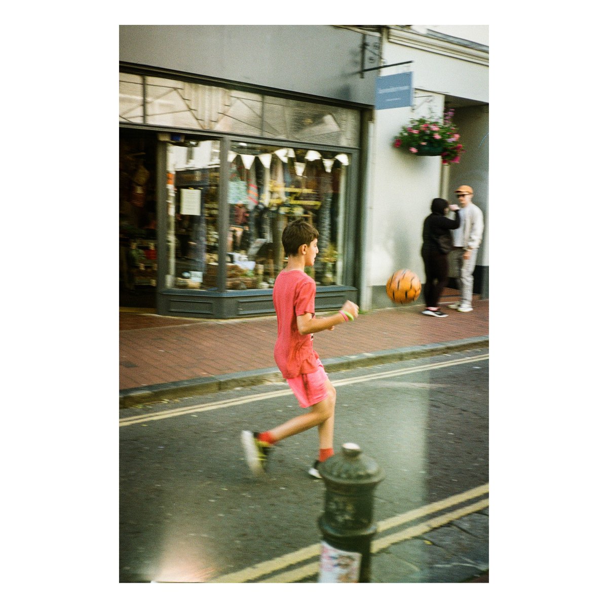 nickdemarco_'s tweet photo. Street football on film, Brighton

Camera No. 15. in my Compact 35mm Project, the super sweet Fuji DL 500-W
Kodak Gold, July 2024.

From Part 3 of my compact review:
https://t.co/vwPsxC0LHX

#filmphotography #kodakgold #fuji #compactcamera #brighton https://t.co/XvgrazicTg